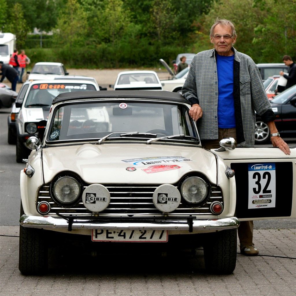 Som ung var han navigatør i hastighedsrally, i dag er Lars Hjorth fra Dianalund førstekører i sin Triumph TR4A og blandt landets bedste i klassisk pålidelighedsrally.
(Foto: Michael Eisenberg - Intercom)